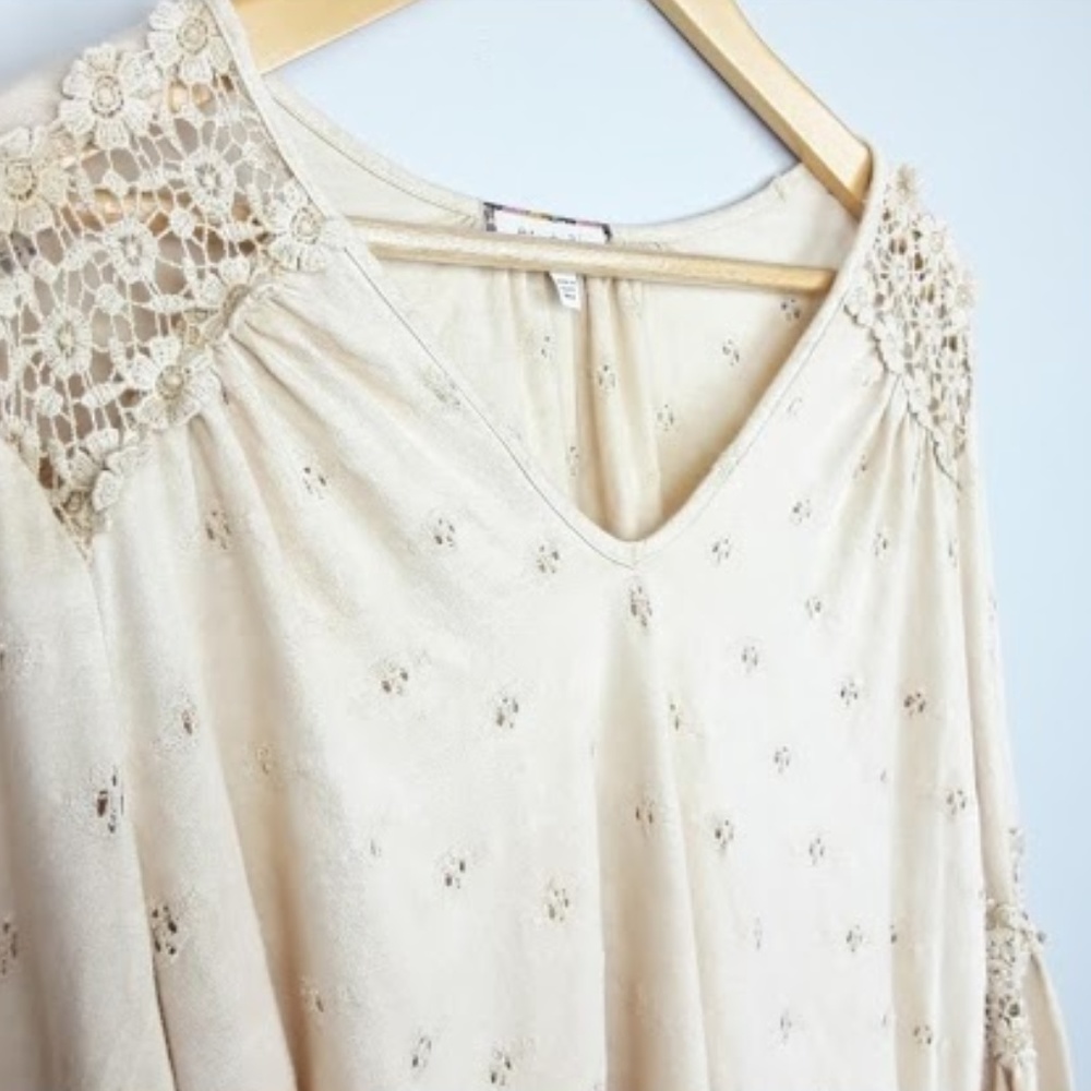 SOLD Eri + Ali Bell Sleeve Calvie Top!! - Picture 2 of 7